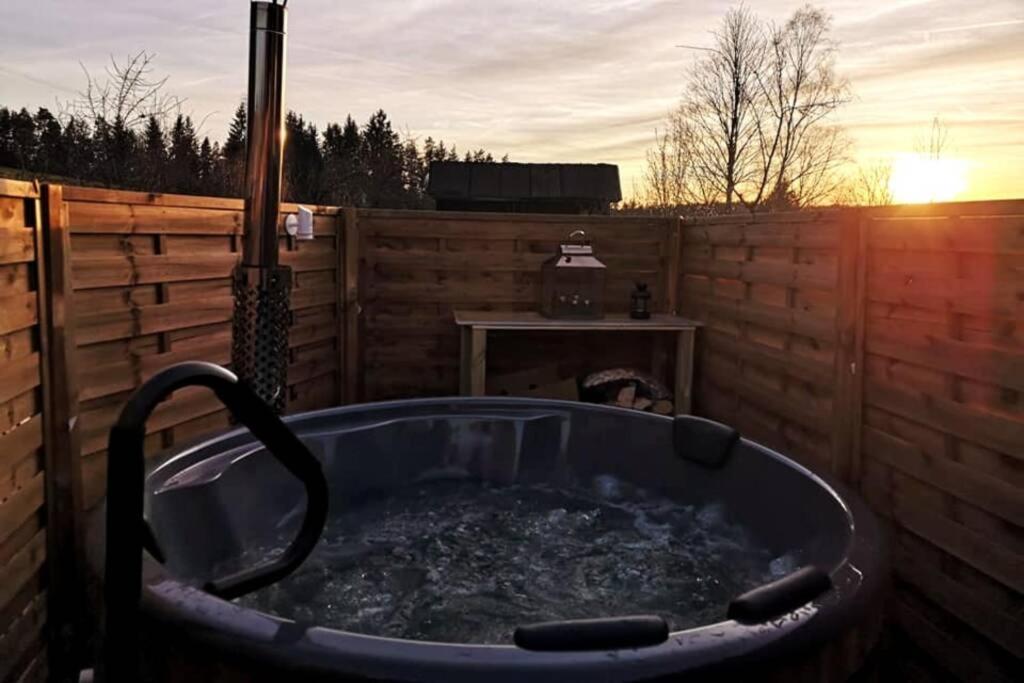 Ruhig Gelegene, Top Moderne Ferienwohnung - Hot Tub Und Sauna Gegen Aufpreis Neuhaus an Der Eger Extérieur photo